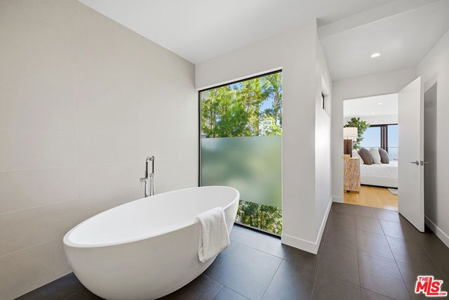 6390 Quebec Drive, Los Angeles, CA 90068