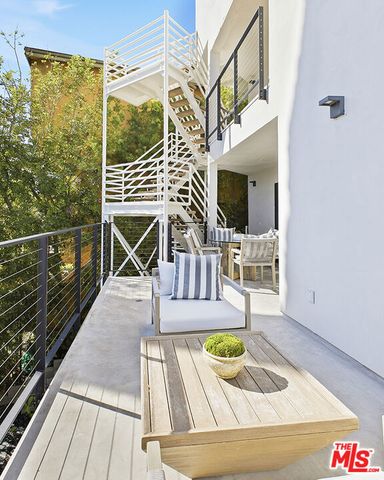 6390 Quebec Drive, Los Angeles, CA 90068