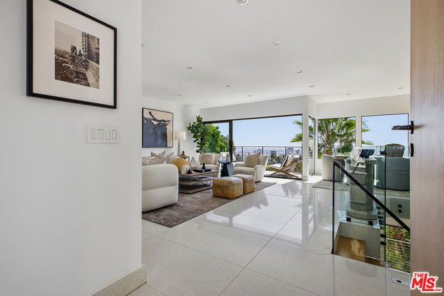 6390 Quebec Drive, Los Angeles, CA 90068