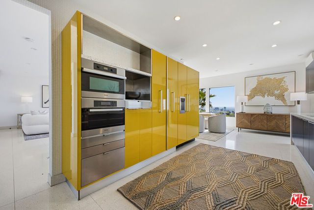 6390 Quebec Drive, Los Angeles, CA 90068