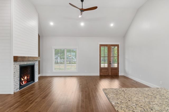 136 Summer Lake Dr, Summertown, TN 38483