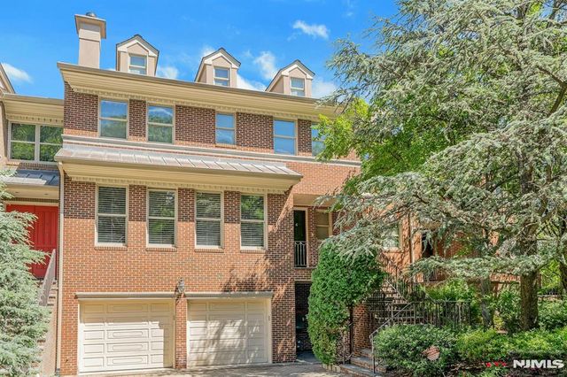4 Ascot Way, Fort Lee, NJ 07024
