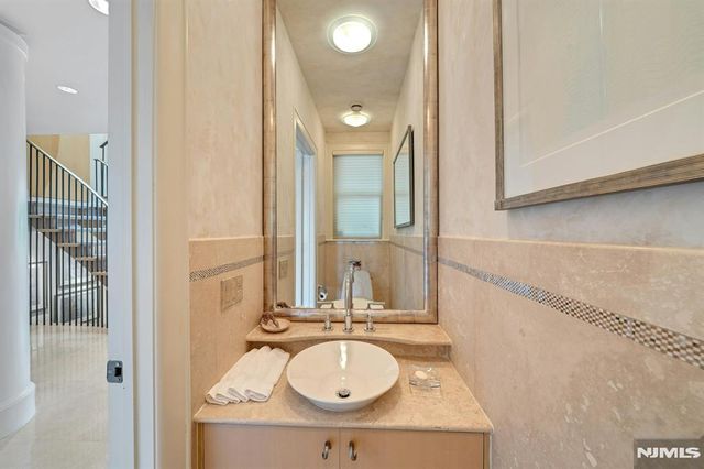4 Ascot Way, Fort Lee, NJ 07024
