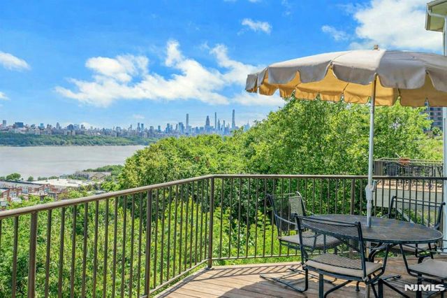 4 Ascot Way, Fort Lee, NJ 07024