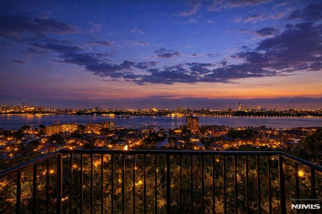 4 Ascot Way, Fort Lee, NJ 07024