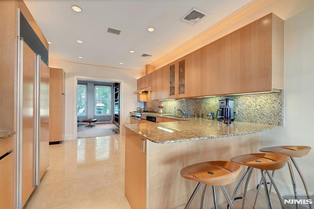 4 Ascot Way, Fort Lee, NJ 07024