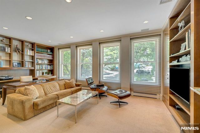 4 Ascot Way, Fort Lee, NJ 07024