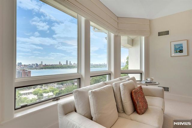 4 Ascot Way, Fort Lee, NJ 07024