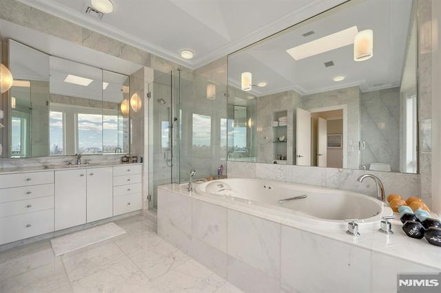 4 Ascot Way, Fort Lee, NJ 07024