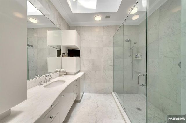 4 Ascot Way, Fort Lee, NJ 07024