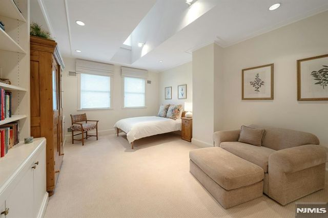 4 Ascot Way, Fort Lee, NJ 07024