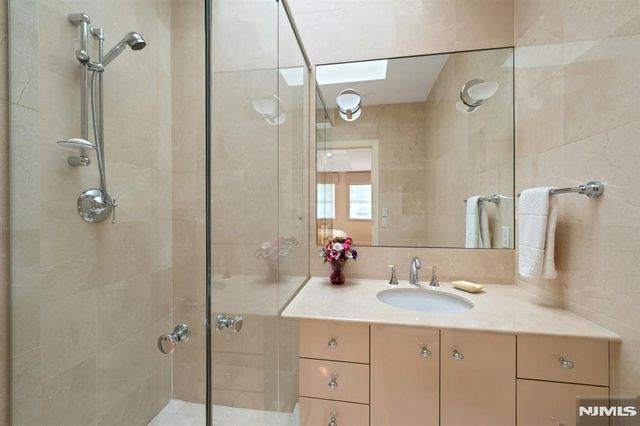 4 Ascot Way, Fort Lee, NJ 07024