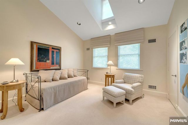 4 Ascot Way, Fort Lee, NJ 07024
