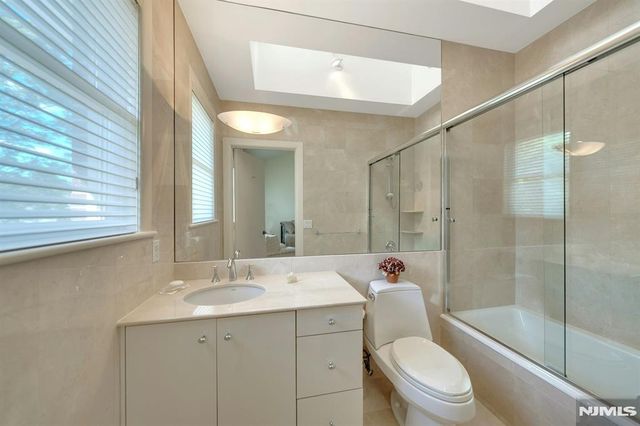 4 Ascot Way, Fort Lee, NJ 07024