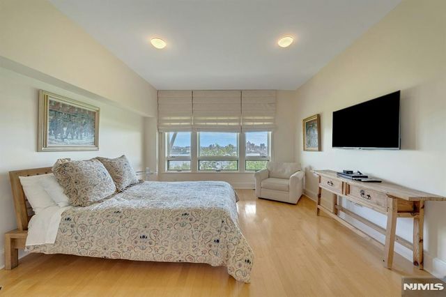 4 Ascot Way, Fort Lee, NJ 07024
