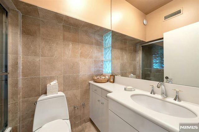 4 Ascot Way, Fort Lee, NJ 07024