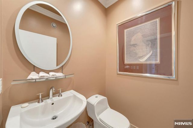 4 Ascot Way, Fort Lee, NJ 07024