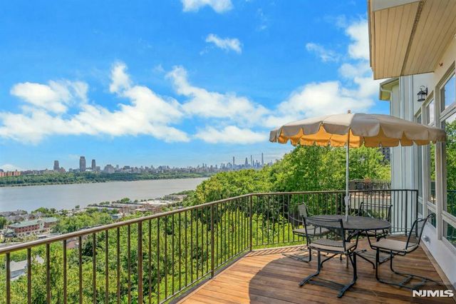 4 Ascot Way, Fort Lee, NJ 07024