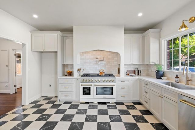 823 W Lodi Ave, Lodi, CA 95240