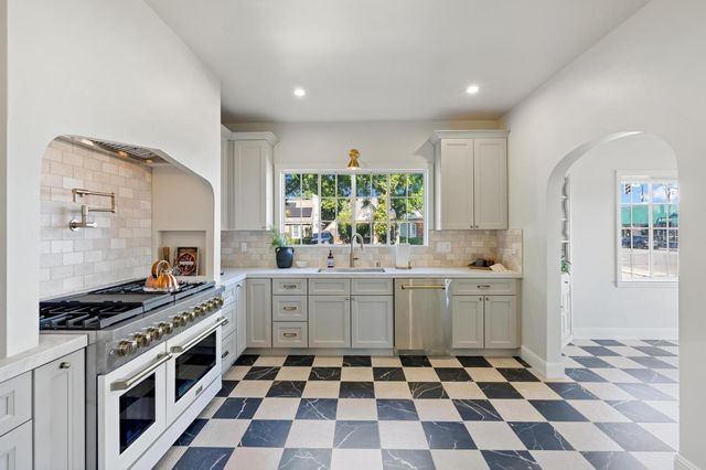 823 W Lodi Ave, Lodi, CA 95240