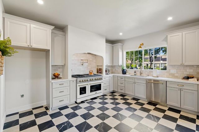823 W Lodi Ave, Lodi, CA 95240