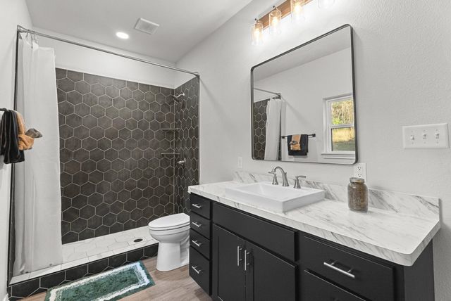 18654 Quiet Anchor Ln, Flint, TX 75762