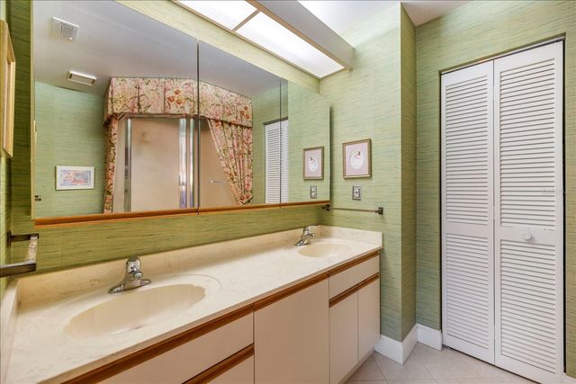 462 OAK HILL CIRCLE 5, Sarasota, FL 34232