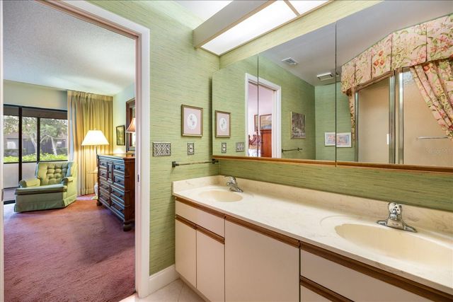 462 OAK HILL CIRCLE 5, Sarasota, FL 34232