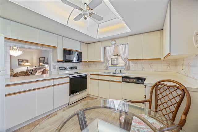462 OAK HILL CIRCLE 5, Sarasota, FL 34232