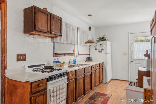 155 Burke Avenue, Holland Twp, MI 49424