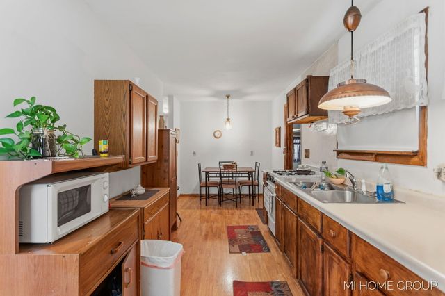 155 Burke Avenue, Holland Twp, MI 49424