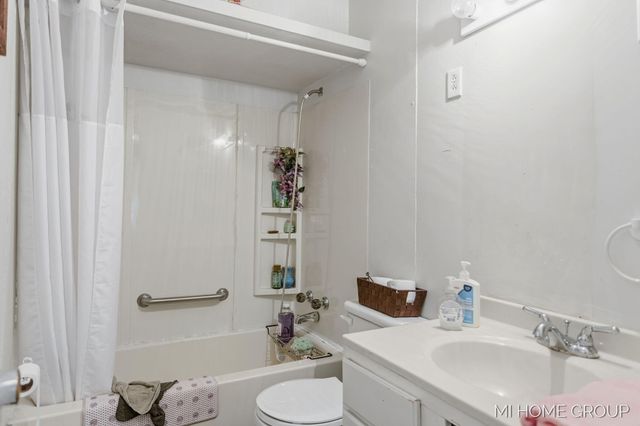 155 Burke Avenue, Holland Twp, MI 49424