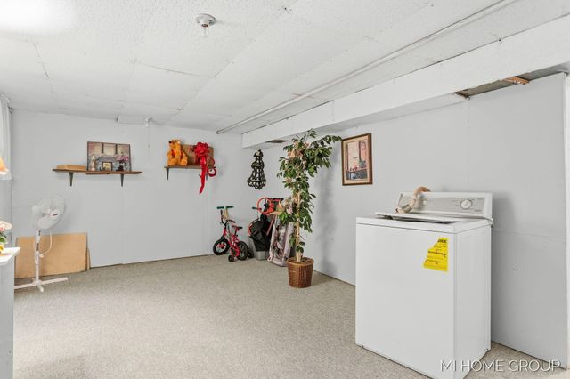 155 Burke Avenue, Holland Twp, MI 49424