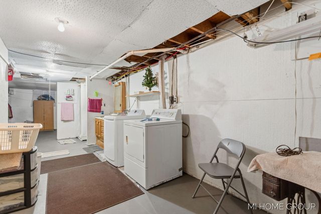 155 Burke Avenue, Holland Twp, MI 49424
