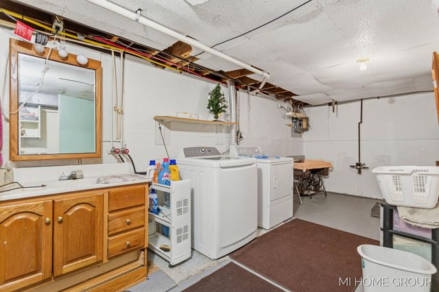 155 Burke Avenue, Holland Twp, MI 49424