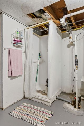 155 Burke Avenue, Holland Twp, MI 49424