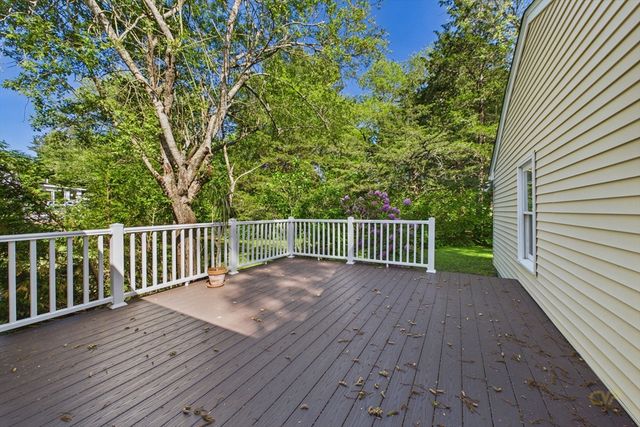 5 Barlow Ln, Mattapoisett, MA 02739