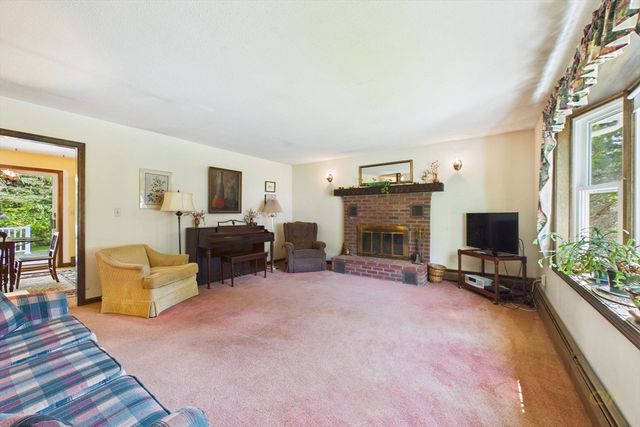 5 Barlow Ln, Mattapoisett, MA 02739