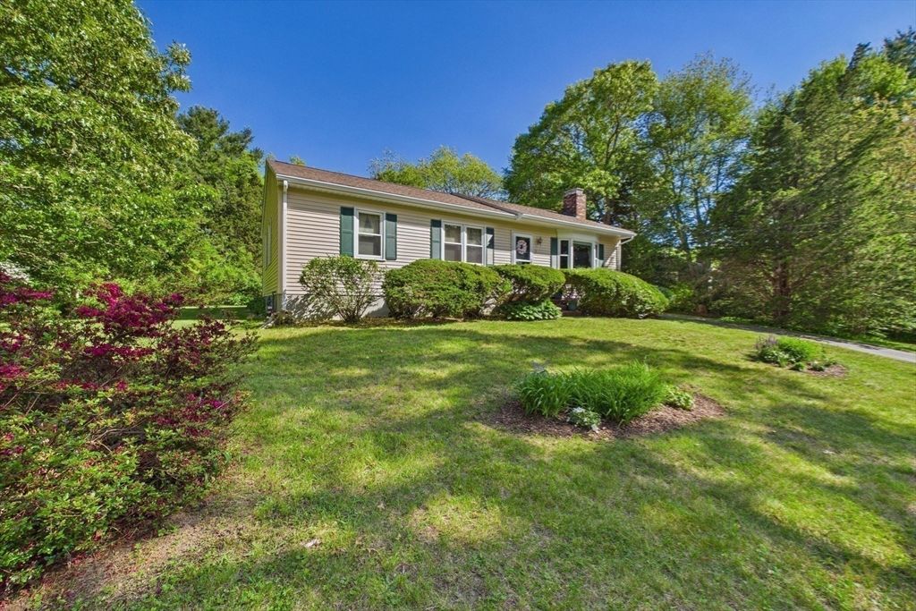 5 Barlow Ln, Mattapoisett, MA 02739