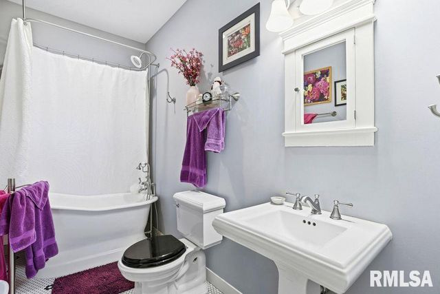 501 PRAIRIE MEADOWS Drive, Blue Grass, IA 52726