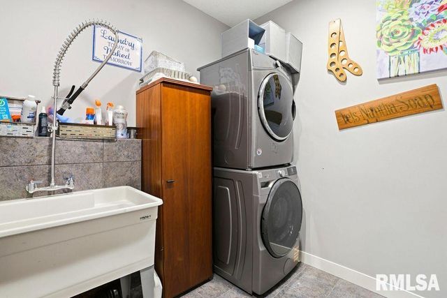 501 PRAIRIE MEADOWS Drive, Blue Grass, IA 52726