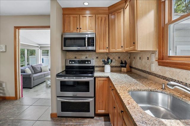 4 Gosselin Avenue, Hooksett, NH 03106