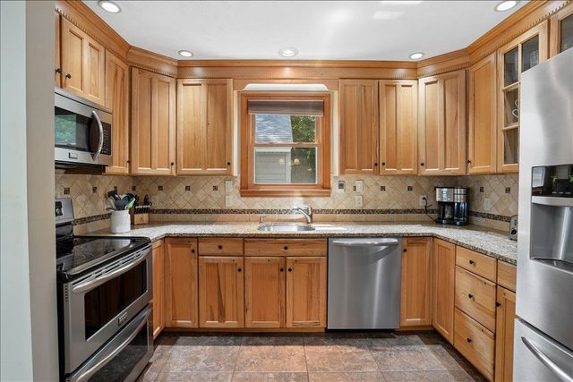 4 Gosselin Avenue, Hooksett, NH 03106
