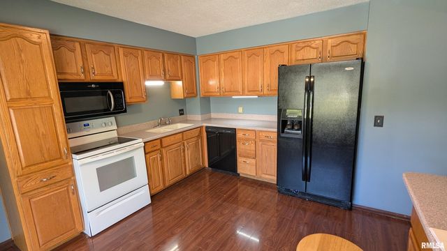 624 S 4TH Street, Eldridge, IA 52748