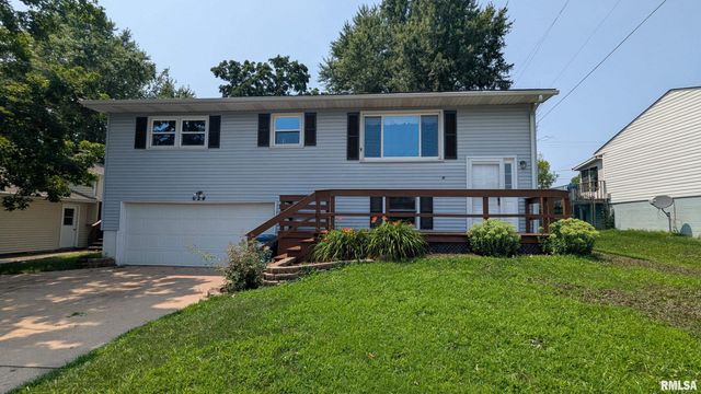 624 S 4TH Street, Eldridge, IA 52748