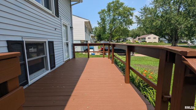 624 S 4TH Street, Eldridge, IA 52748