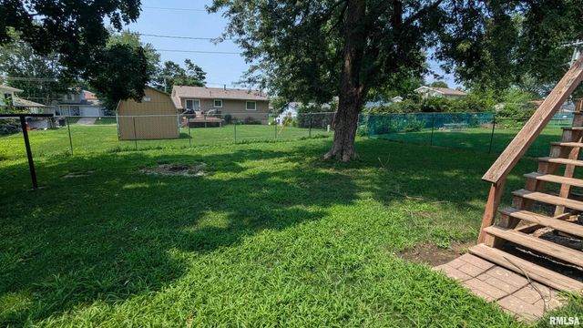 624 S 4TH Street, Eldridge, IA 52748