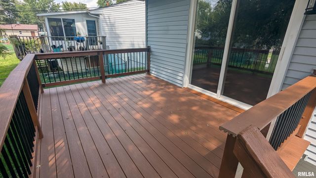 624 S 4TH Street, Eldridge, IA 52748