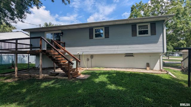 624 S 4TH Street, Eldridge, IA 52748