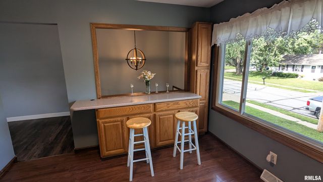 624 S 4TH Street, Eldridge, IA 52748